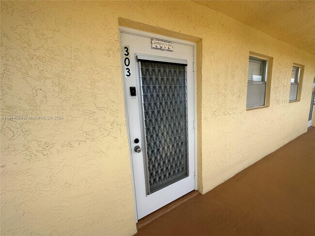 Foto del edificio - 6700 Royal Palm Blvd