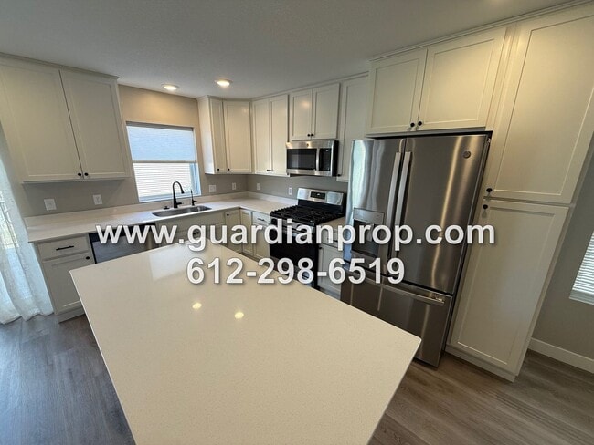 Foto del edificio - End Unit Luxury Townhouse Available Now, Lower Family Room, 4 Baths, Loft Area