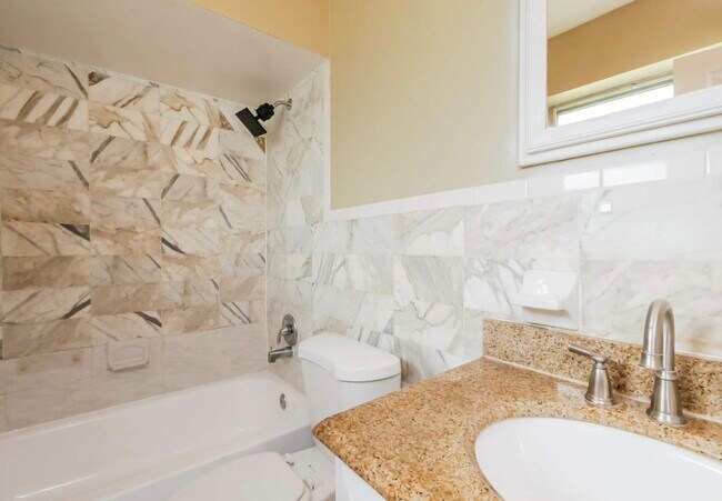 Foto del edificio - 935 Ridgeside Ct