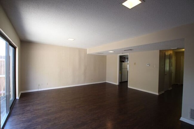Building Photo - Available Now! 3 bedroom 2.5 bath townhome...