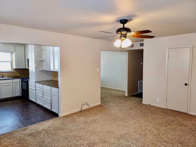 Building Photo - FOR LEASE! Nice 3 BR - 2 Bath - 2 Car Gara...