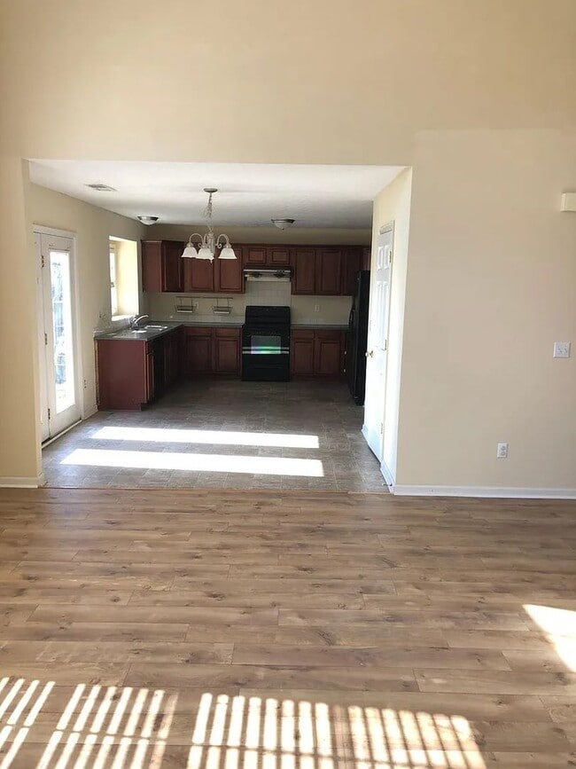 Building Photo - JUNE MOVE IN!!!