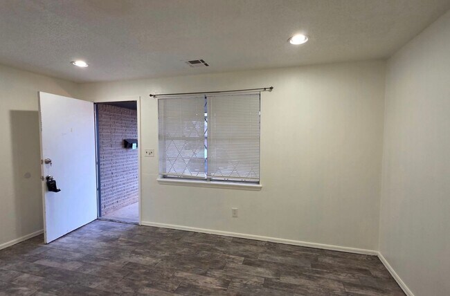 Building Photo - 3 bedroom 1 bath