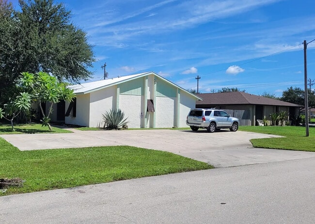 Building Photo - 2329 SE 6th Ln