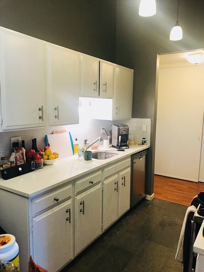 Building Photo - Beautiful Modern Condo with Lake Union Views