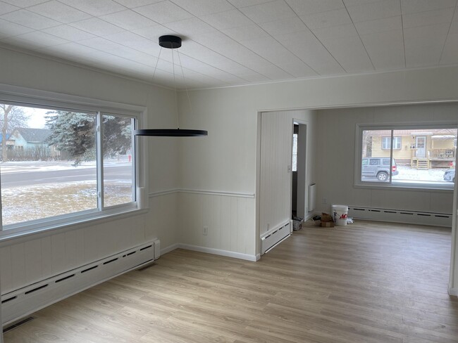 Building Photo - 532 S 10th Ave W