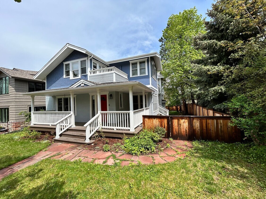 Primary Photo - Impressive 9 Bedroom Home on the Hill - St...
