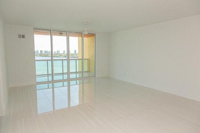 Building Photo - 2650 Lake Shore Dr