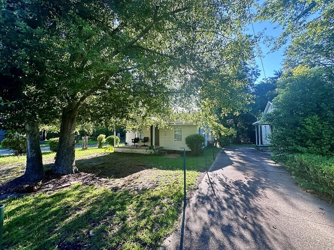 Building Photo - 1096 Fountain St