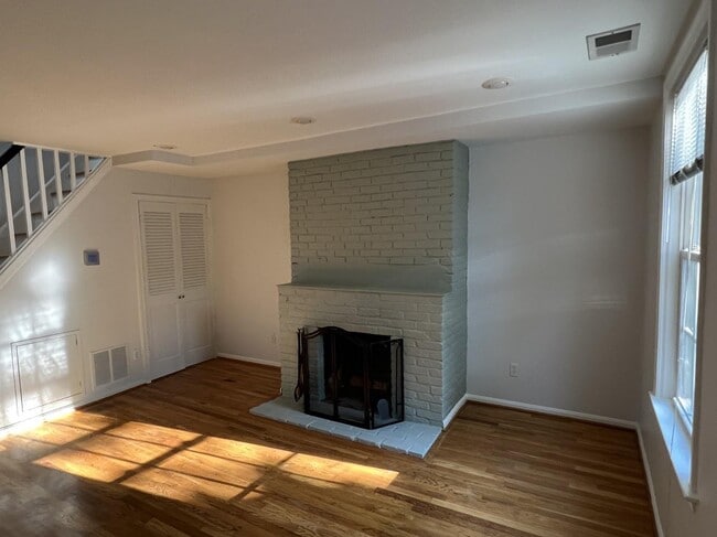 Building Photo - 726 6th St NE