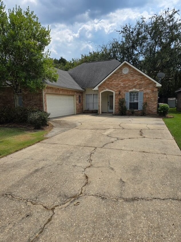 Foto principal - 3 bed 2 bath