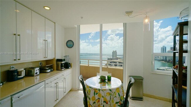 Building Photo - 848 Brickell Key Dr