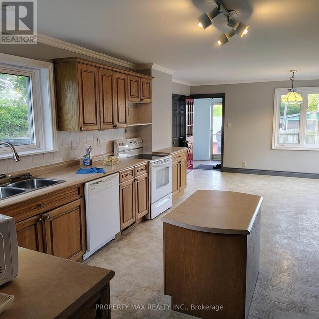 Building Photo - 5363 Davis Dr