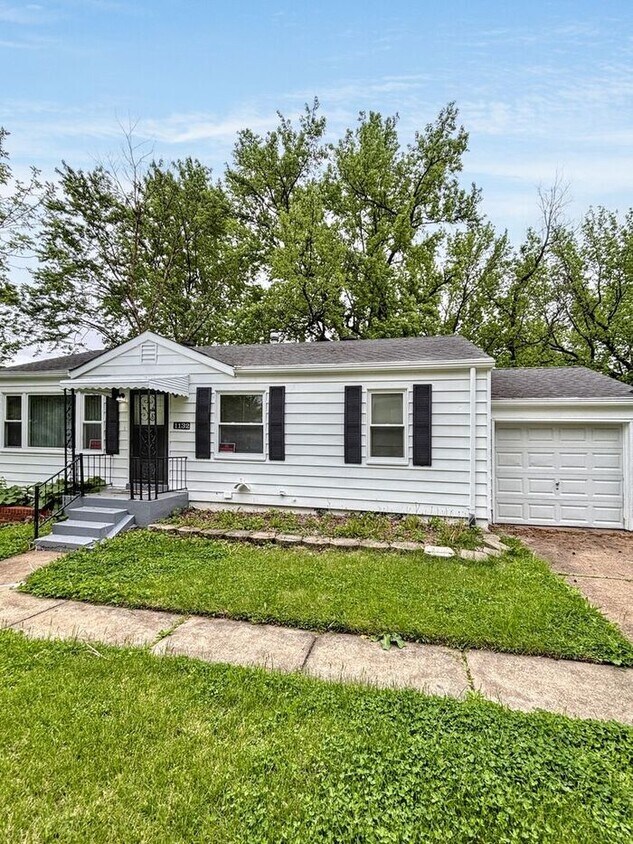 Foto principal - Charming 3-Bedroom Home with Fenced Yard a...