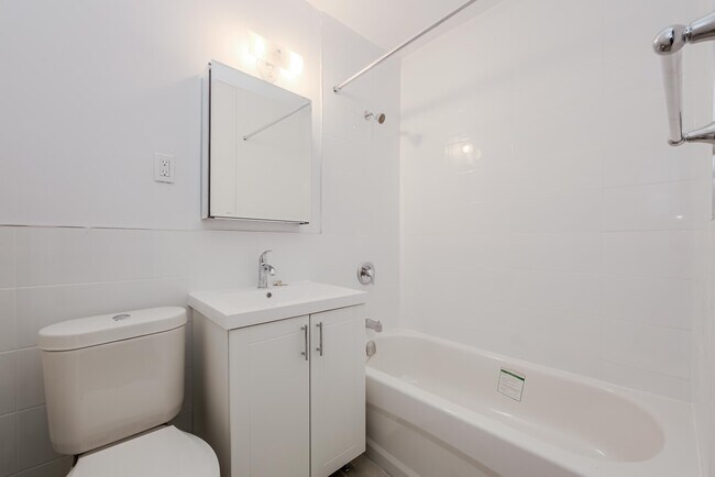 Photo du bâtiment - 227 Cosburn Ave