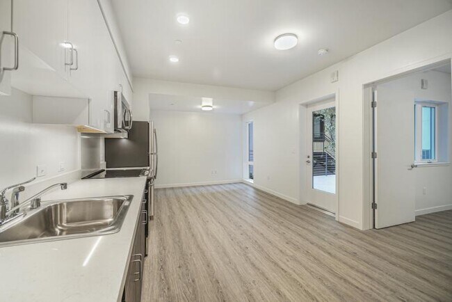 Building Photo - New Spacious Modern Studio with Large Patio