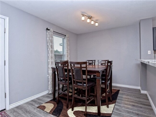 Foto del edificio - 251 Black Forest Rd