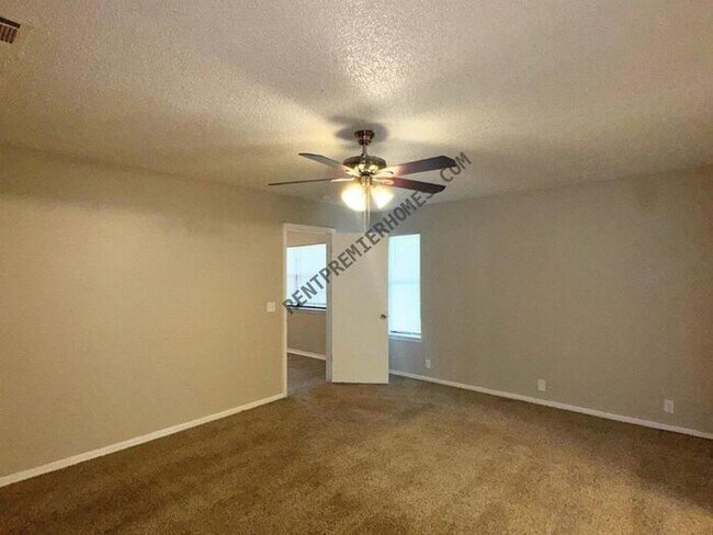 Photo - 200 Lochwood Cir House