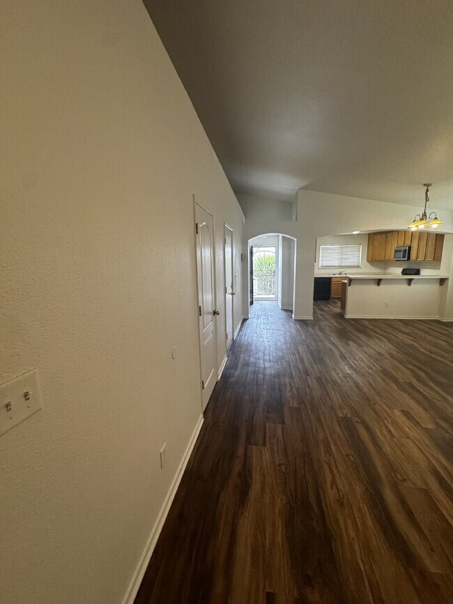 Foto del edificio - 3-bedroom, 2-bath home in the desirable Beachwood area of West Merced