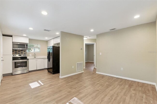 Building Photo - 5000 Huppel Ave