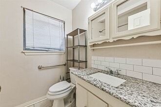 Building Photo - 6425 N Ridgecrest Dr