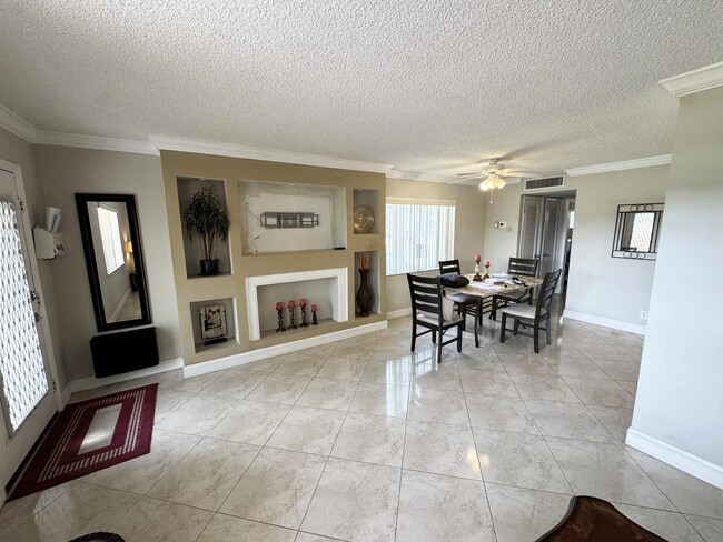 Building Photo - 984 Normandy Ln