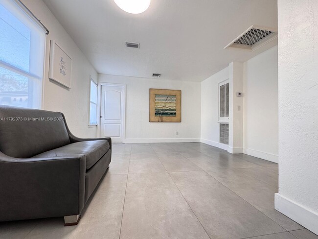 Foto del edificio - 1021 NE 33rd St