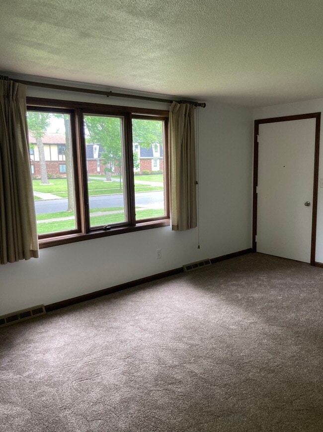 Building Photo - 182 Denrose Dr