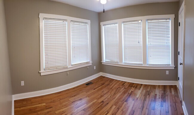 Foto del edificio - 4043 Kenwood Ave