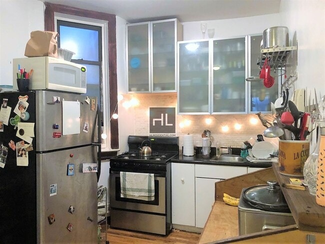 Building Photo - 479 Warren St