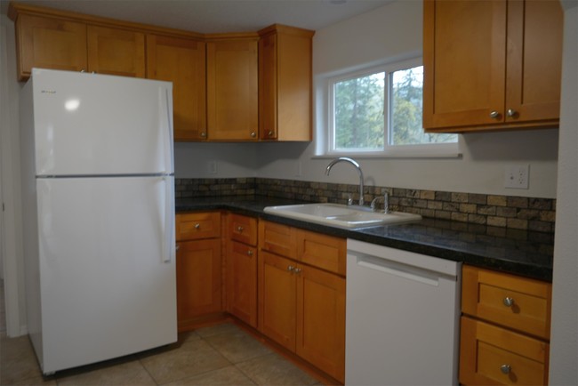 Foto del edificio - 37562 Row River Rd