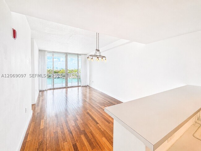 Foto del edificio - 6580 Indian Creek Dr