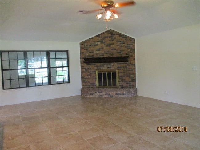 Building Photo - 2101 Oakwood Dr