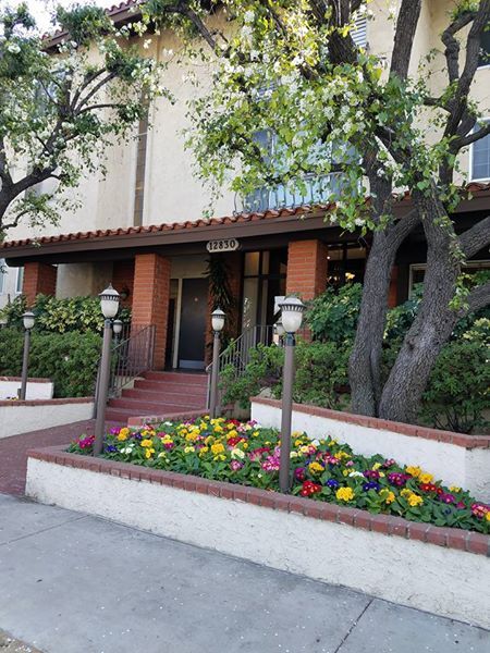 Entrada segura al condominio. - 12830 Burbank Blvd