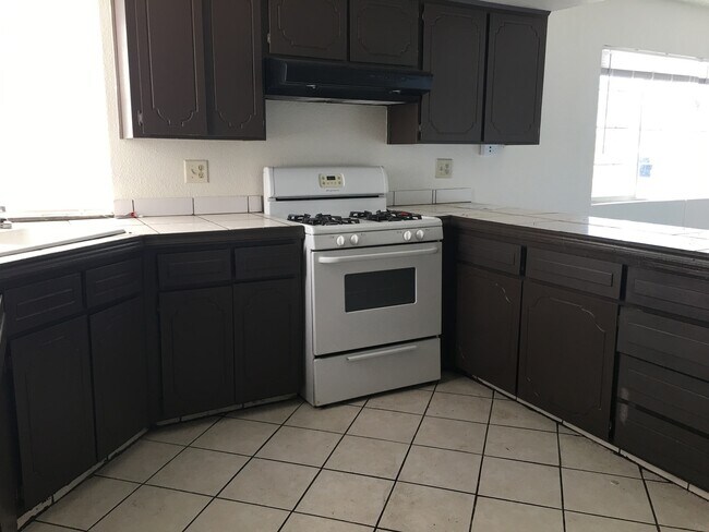 Foto del edificio - 320 S. F St. - 2 BEDROOM 1 BATH - UPSTAIRS...