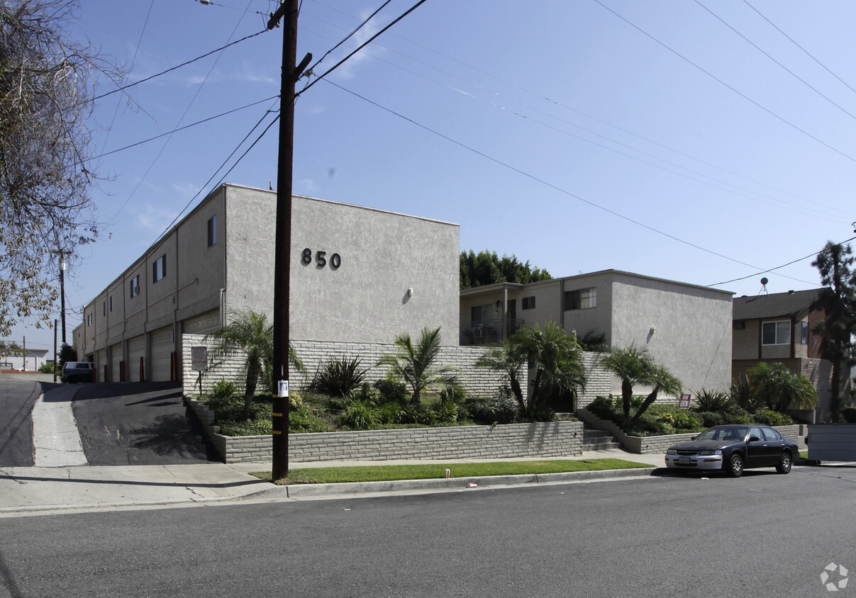 Primary Photo - Hillside Gardens Apartments