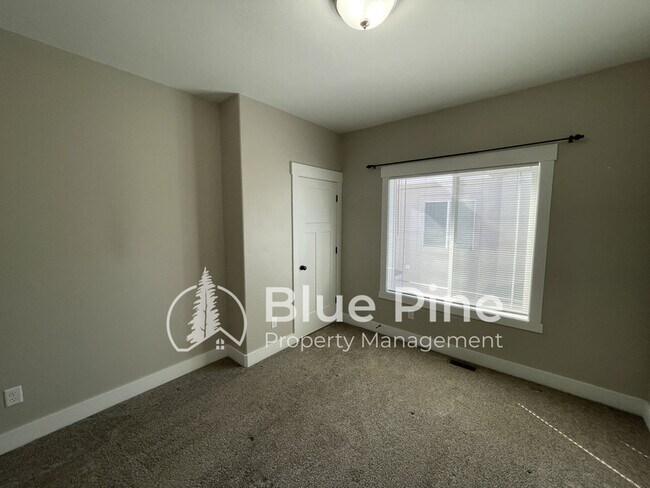 Foto del edificio - 700 S Saturn Ave