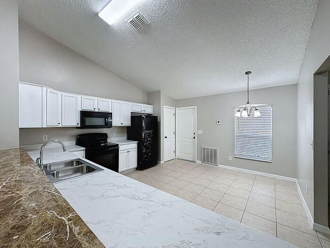Foto del edificio - Charming 3-Bedroom Rental in Poinciana
