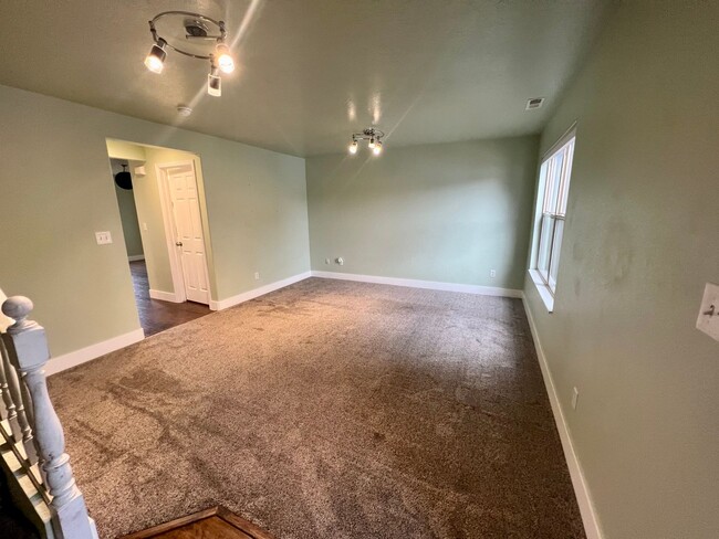 Building Photo - Hidden Valley Townhome