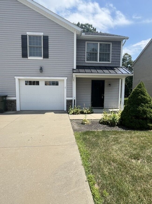 Building Photo - 467 Sparrow Way
