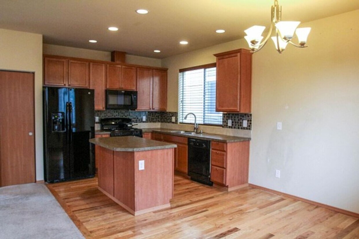 Primary Photo - Spacious and Modern 4-Bedroom Home in Everett