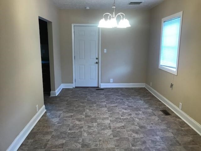 Building Photo - Wonderful home with lots of living space