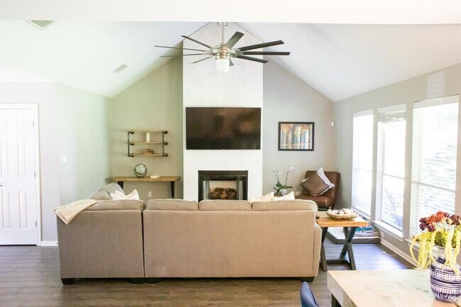Foto del edificio - 810 Shadberry Dr