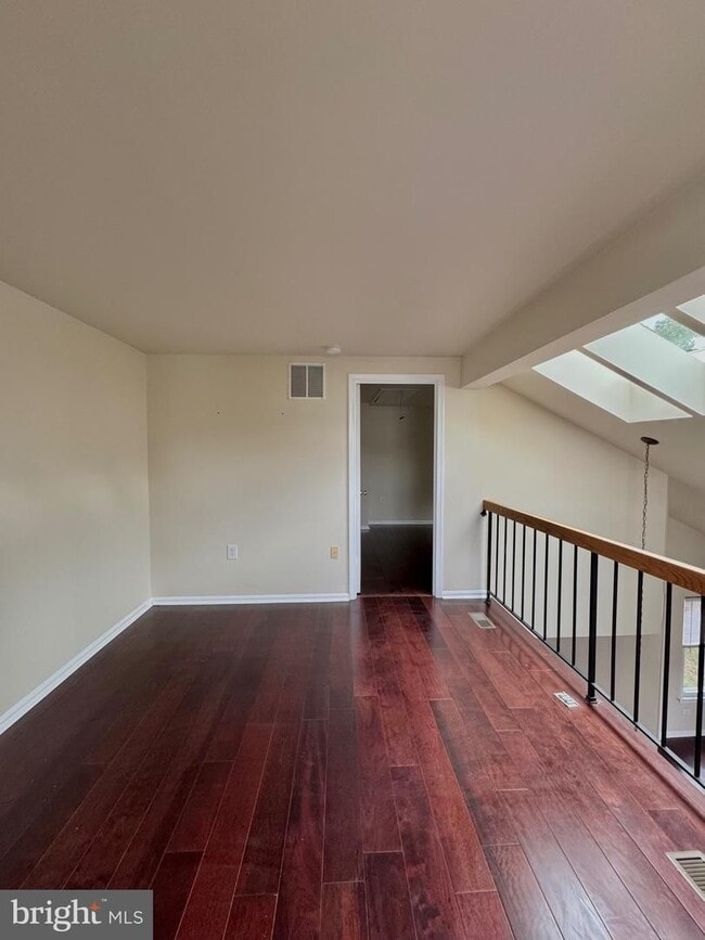 Building Photo - Lovely 2 level condo