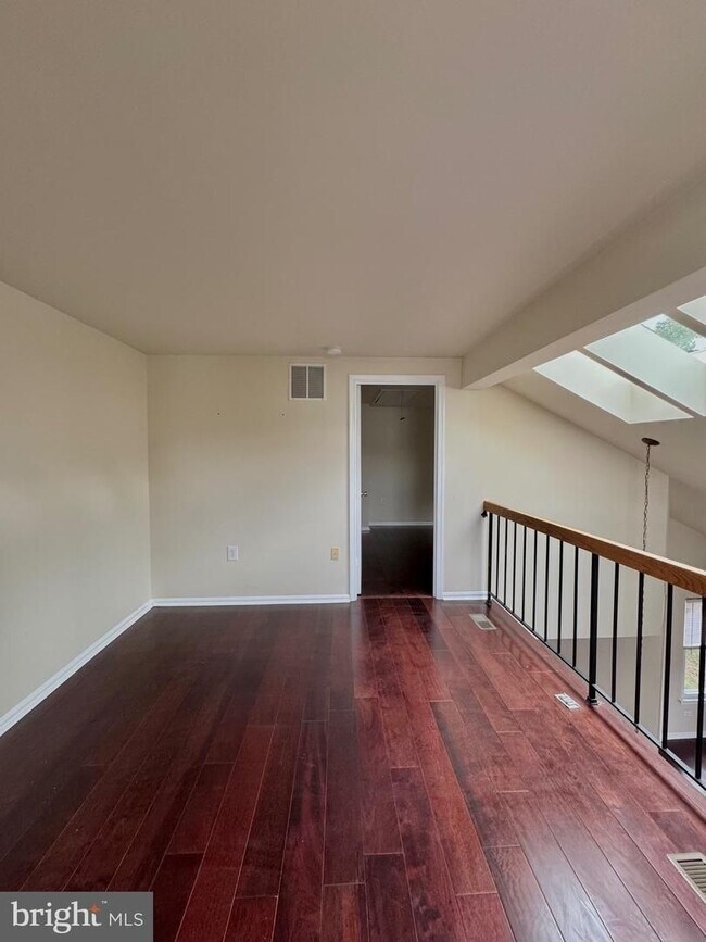 Foto del edificio - Lovely 2 level condo