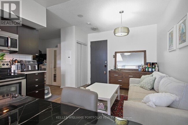 Building Photo - 105 The Queensway