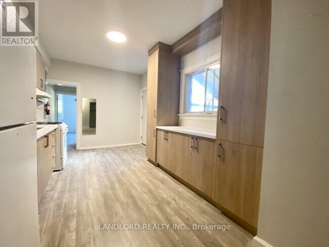 Building Photo - 1078 College St