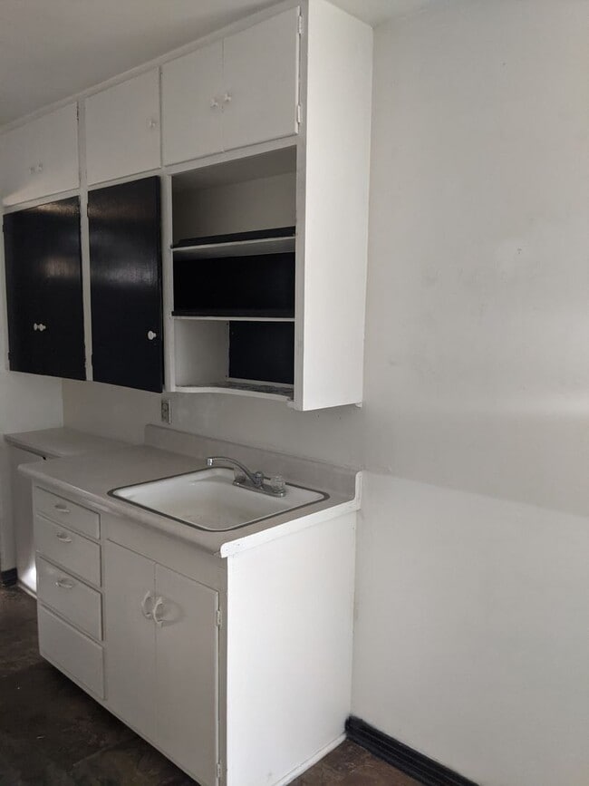 Building Photo - $800 - 1 Bedroom, 1 Bathroom Apartment Clo...