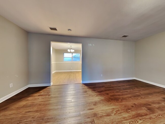 Building Photo - Charming Home!!