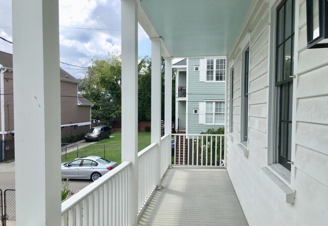 Porche - 26 Aiken St